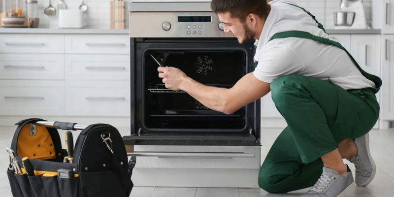 Сломался домашний помощник: как быстро и надежно найти мастера по ремонту духовки в Москве